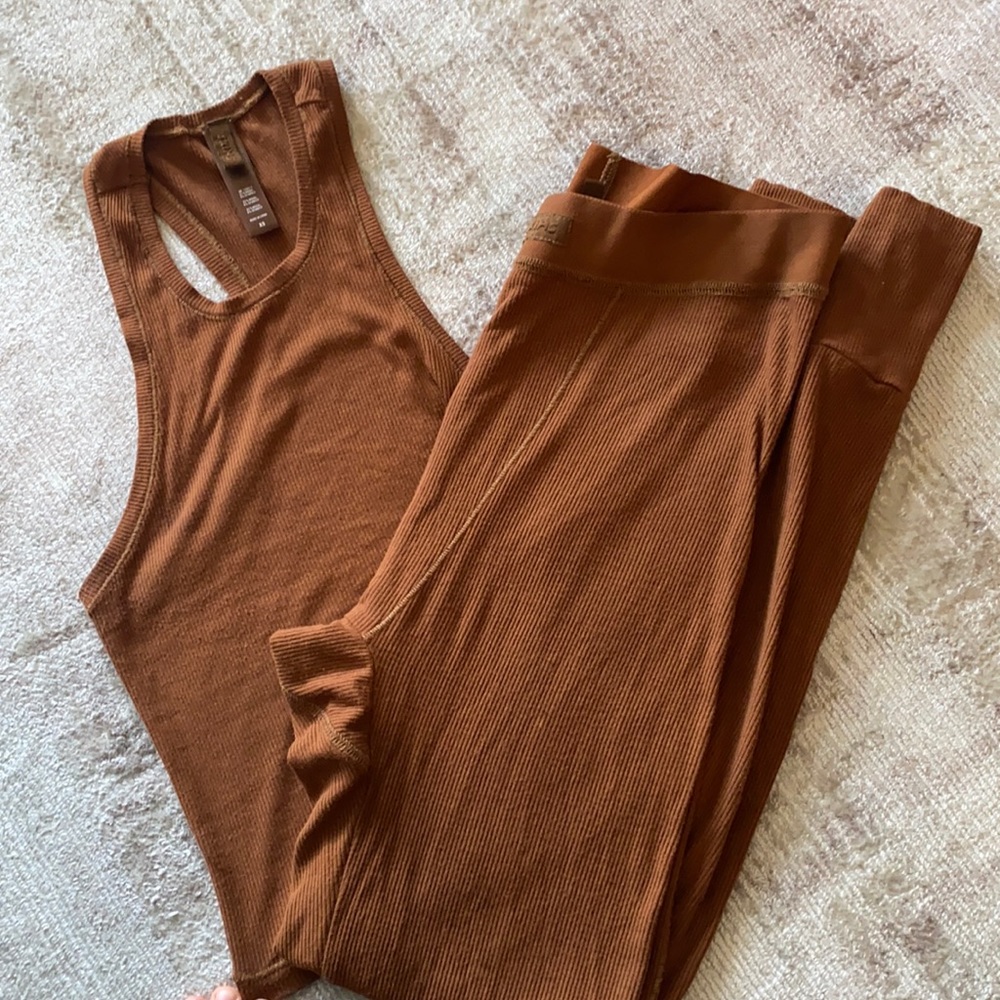 SKIMS SOFT LOUNGE LEGGING AND TOP SET IN BROWN